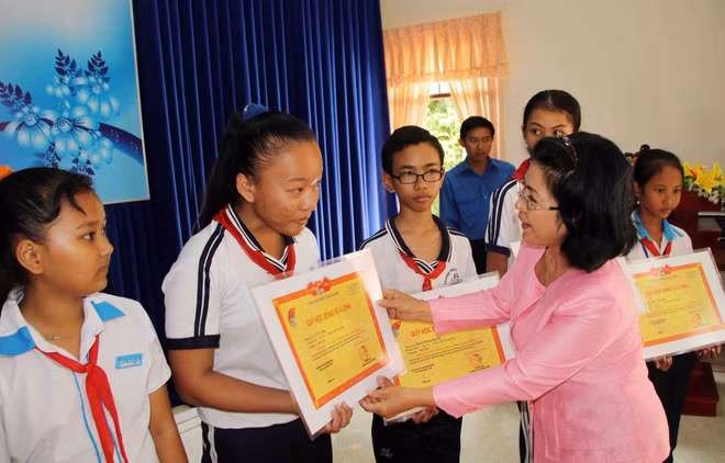 Scholarship fund supports disadvantaged students ảnh 1