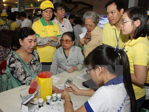 Downtown Hanoi goes blue in response to World Diabetes Day ảnh 1