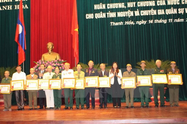 Laos honours Vietnamese voluntary soldiers, experts ảnh 1