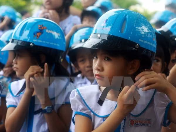 Safe helmet use spotlighted in Hanoi ảnh 1