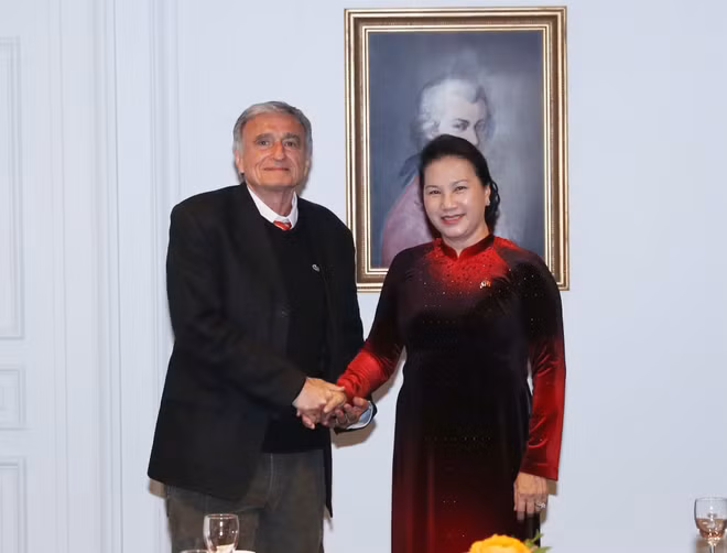 Top legislator hails people-to-people ties in Vietnam-France relations ảnh 1