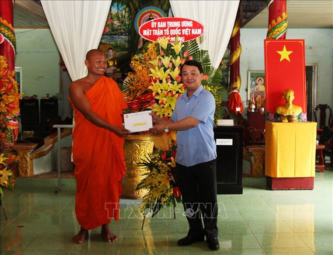 VFF officials extend greetings to Khmer monks on traditional New Year ảnh 1 VFF officials extend greetings to Khmer monks on traditional New Year ảnh 1