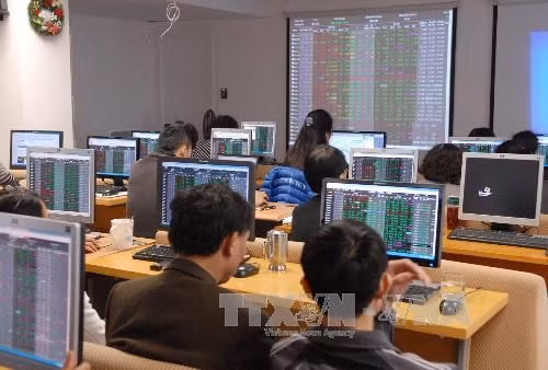 VN-Index nears 1,000-point mark on April 8 ảnh 1