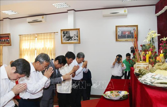 Vietnamese in Laos hold ceremony in honour of Hung Kings ảnh 1