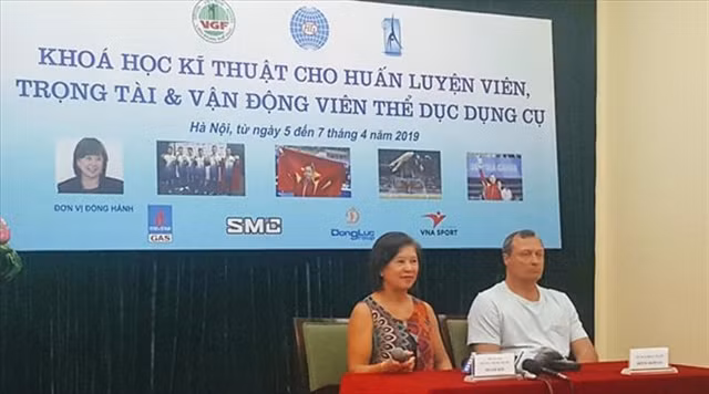 FIG Vice President Nellie Kim teaches Vietnamese gymnasts ảnh 1