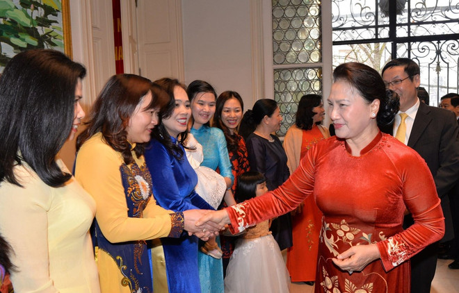 NA leader meets Vietnamese community in Belgium ảnh 1