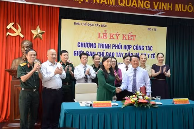 Northwestern steering committee, health ministry sign agreement ảnh 1