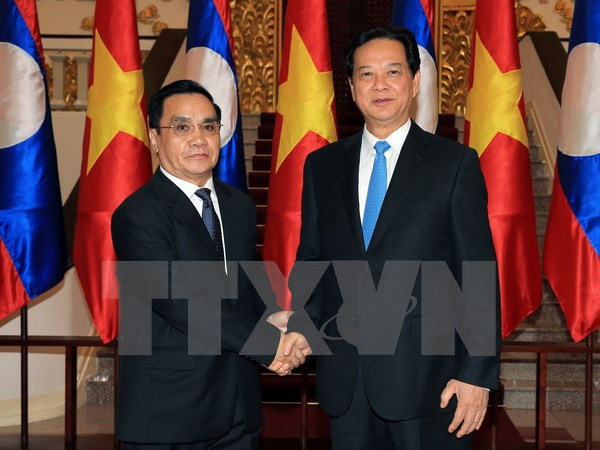  Vietnamese, Lao PMs hold talks to boost cooperation ảnh 1