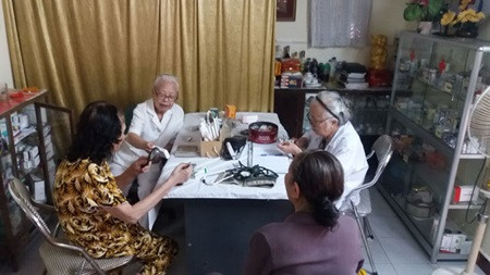 Doctors treat patients for free at clinic in Hanoi ảnh 1