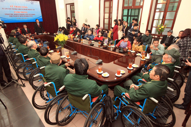 Wheelchairs given to war invalids, disabled people ảnh 1
