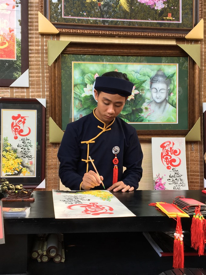 HCM City Tet calligraphy market booming ảnh 1
