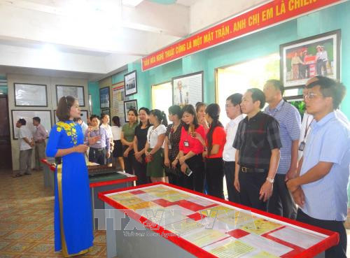 Hoang Sa, Truong Sa exhibition comes to ethnic minority people ảnh 1