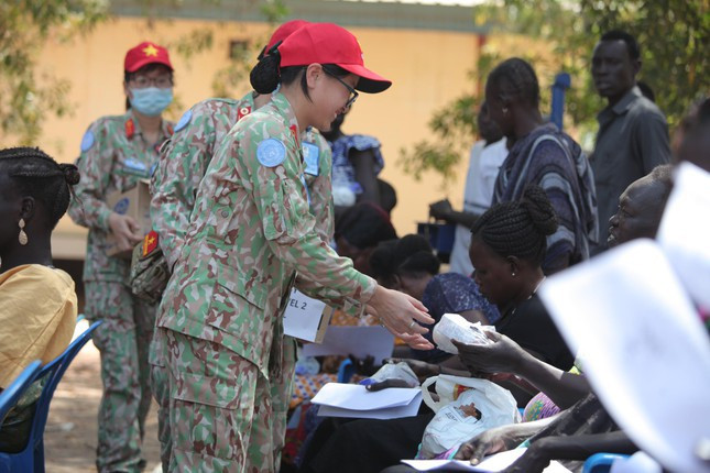 Vietnamese “blue beret” doctors help raise South Sudanese women's awareness of health care ảnh 2