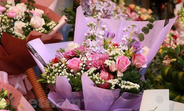 Gift markets bustling on International Women’s Day ảnh 1