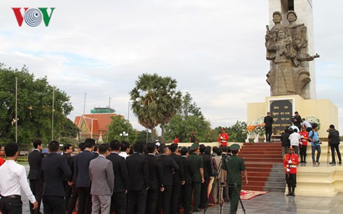 Vietnamese fallen soldiers commemorated in Cambodia ảnh 1