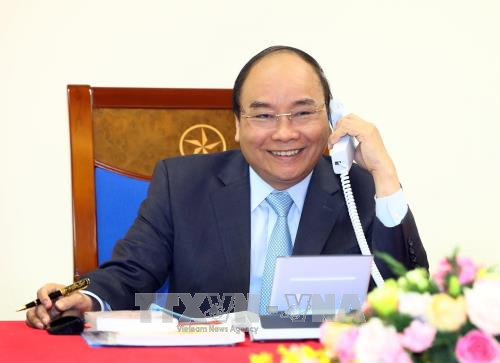 PM Phuc holds phone talk with Japanese counterpart ảnh 1 PM Phuc holds phone talk with Japanese counterpart ảnh 1