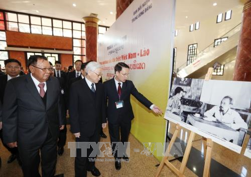 Vietnamese, Lao leaders attend exhibition on special solidarity ảnh 1 Vietnamese, Lao leaders attend exhibition on special solidarity ảnh 1