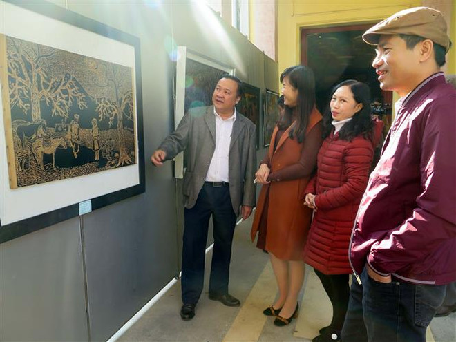 Exhibition highlights colourful life of ethnic minority groups ảnh 1