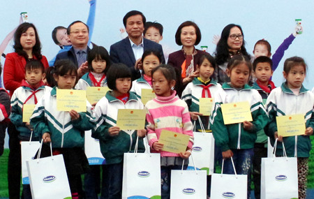 Hung Yen: Disadvantaged children receive scholarships, free milk ảnh 1