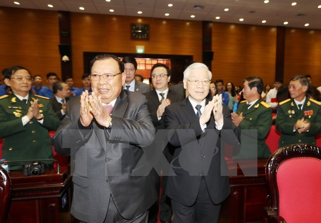 Lao leader talks with former Vietnamese volunteer soldiers ảnh 1