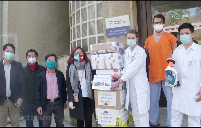 Vietnamese donate thousands of protective medical items to Czech hospitals ảnh 1 Vietnamese donate thousands of protective medical items to Czech hospitals ảnh 1