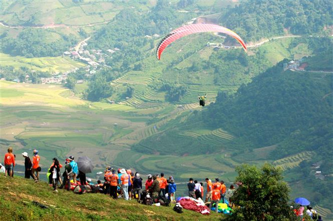 Over 100 pilots join paragliding festival in Yen Bai ảnh 1