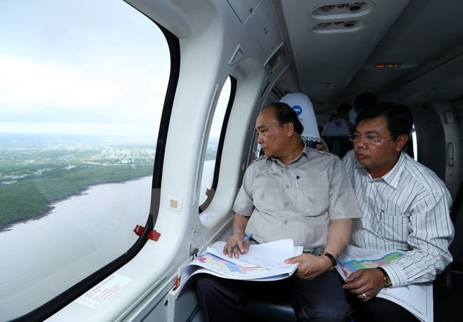 PM takes helicopter tour of climate change-hit areas in Mekong Delta ảnh 1