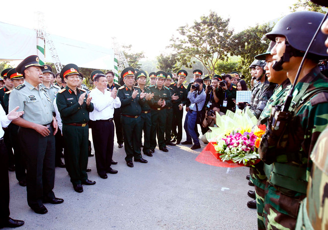 Officers of Vietnam, China central military commissions hold talks ảnh 1