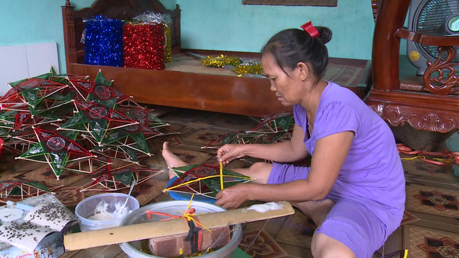 Lantern crafting village busy before Mid-Autumn Festival ảnh 2 Lantern crafting village busy before Mid-Autumn Festival ảnh 2