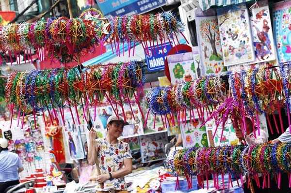 Lantern crafting village busy before Mid-Autumn Festival ảnh 3 Lantern crafting village busy before Mid-Autumn Festival ảnh 3