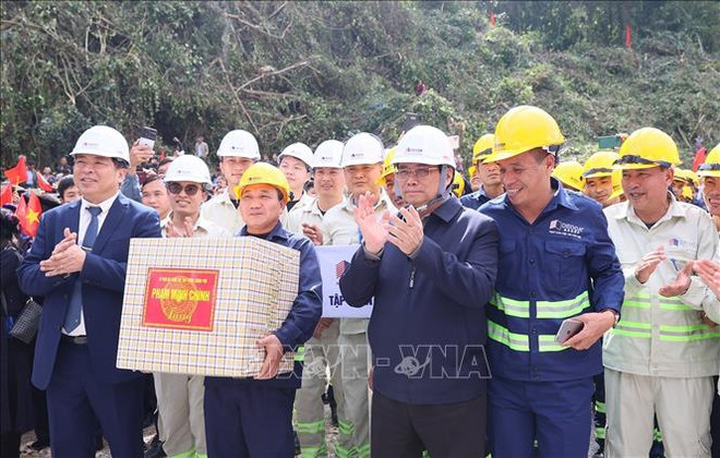 PM attends ground-breaking of Lang Son - Cao Bang expressway ảnh 1