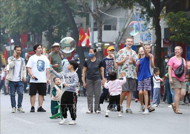 Around 402,000 tourists visit Hanoi on New Year holiday ảnh 1