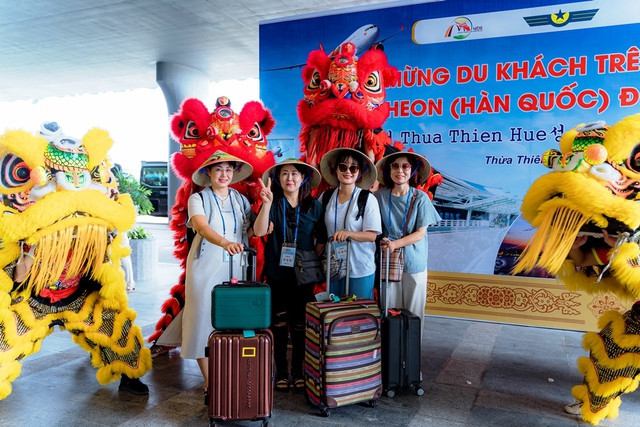 First New Year visitors to Thua Thien – Hue receive effusive welcome ảnh 1