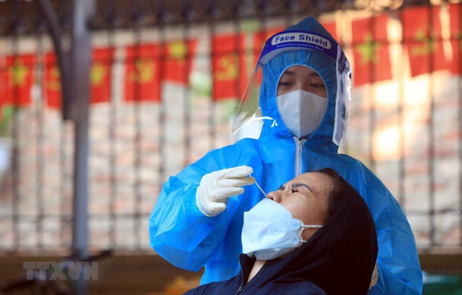 Nearly 15,600 new COVID-19 cases recorded on December 25 ảnh 1