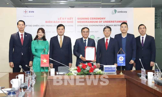 EVN, Sembcorp Industries sign MoU on electricity cooperation ảnh 1