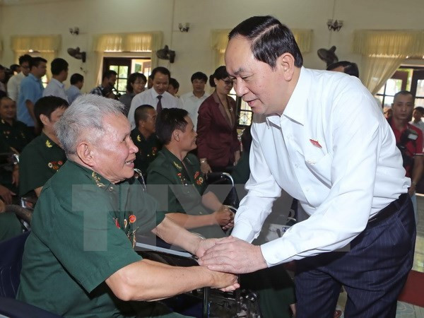 President presents gifts to wounded soldiers ảnh 1