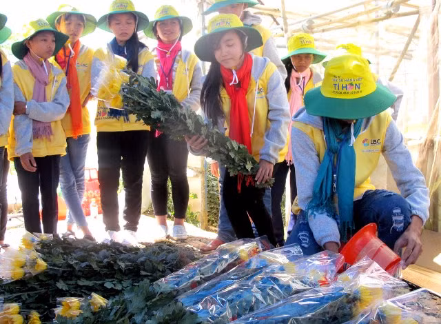 Summer camp brings valuable experiences to children ảnh 1