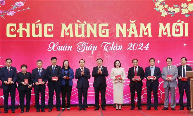 Top legislator holds New Year meeting with NA Office officials, employees ảnh 1 Top legislator holds New Year meeting with NA Office officials, employees ảnh 1