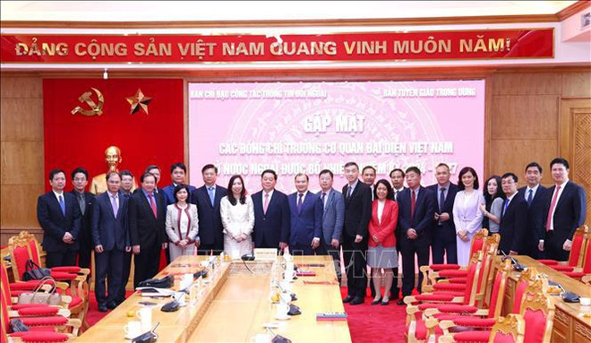 Party official meets new heads of representative agencies abroad ảnh 1