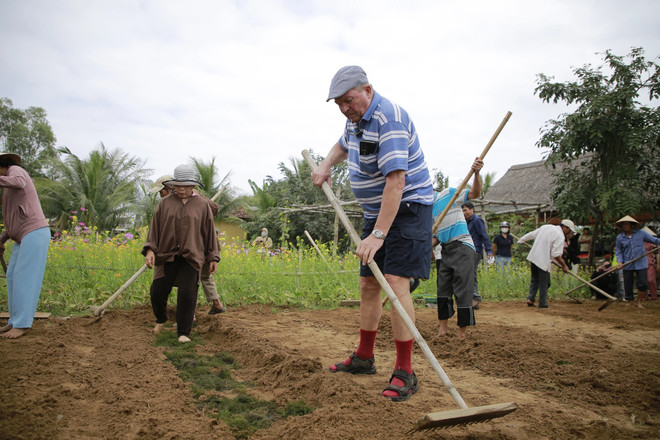 Tra Que village's Cau Bong festival draws foreign visitors in New Year ảnh 1 Tra Que village's Cau Bong festival draws foreign visitors in New Year ảnh 1
