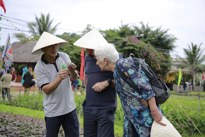 Tra Que village's Cau Bong festival draws foreign visitors in New Year ảnh 2