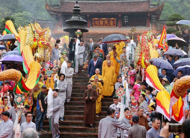 Huong Pagoda Festival hosts 30,000 visitors on opening day ảnh 1
