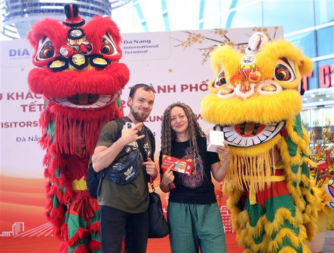 Localities welcome first tourists in Lunar New Year ảnh 1
