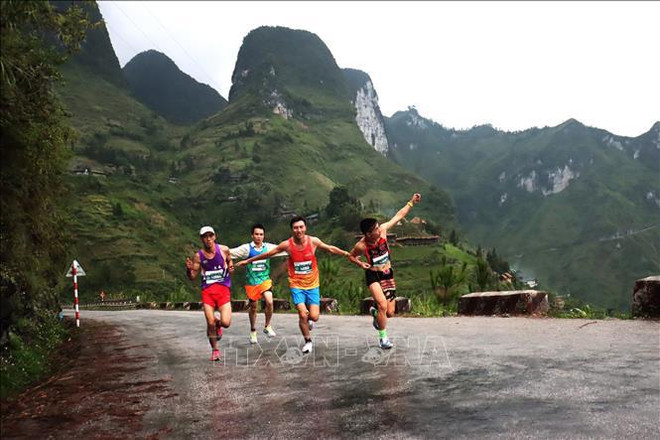 2,300 runners join “Running on Happiness Route” international marathon ảnh 2 2,300 runners join “Running on Happiness Route” international marathon ảnh 2