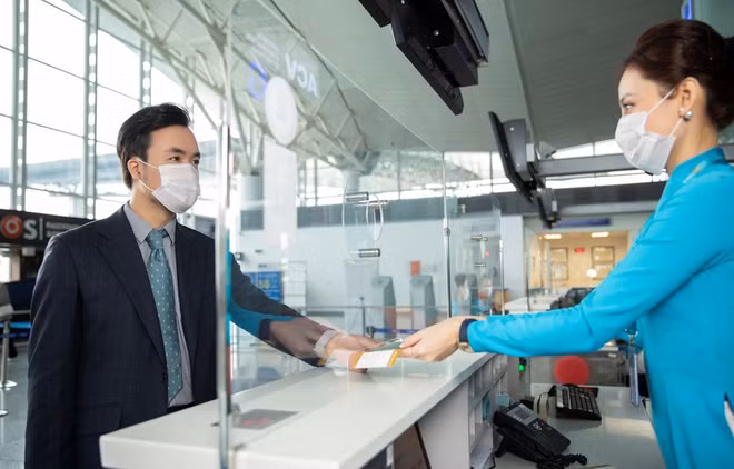 Vietnam Airlines launches online check-in at Tuy Hoa airport ảnh 1