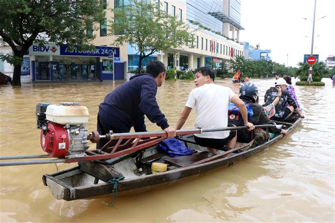 Da Nang suffers historic flooding, one death reported ảnh 1