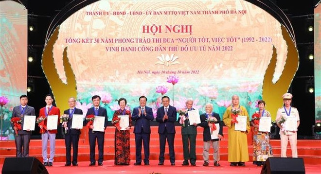 Hanoi honours ten outstanding citizens ảnh 1