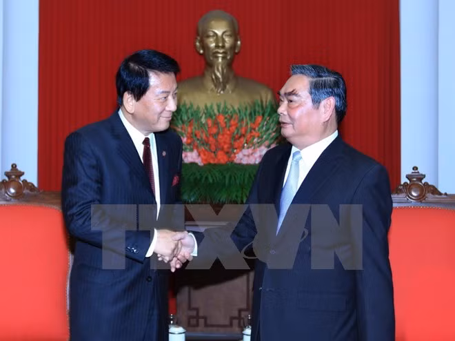 Senior Party official receives Vietnam-Japan special ambassador ảnh 1