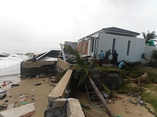 Big waves destroy beach in central province ảnh 1 Big waves destroy beach in central province ảnh 1