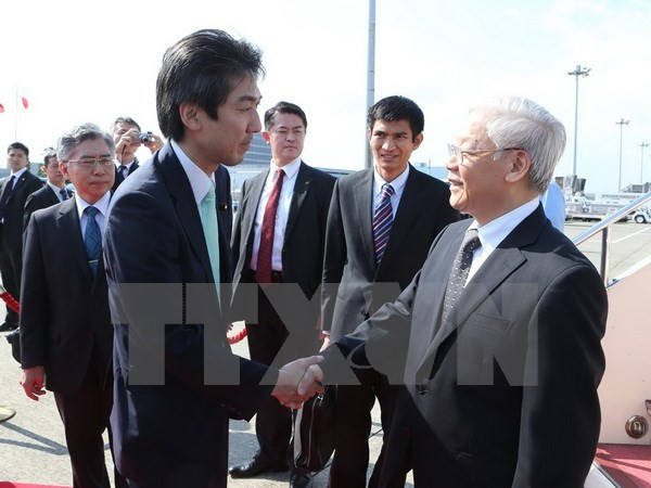 Vietnam, Japan issue joint vision on relations, ink six deals ảnh 1